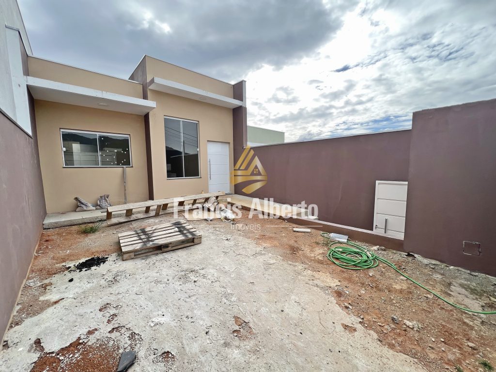 Casa 2 dormitórios com Pé direito alto em Extrema MG